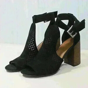 Universal Thread Black Shoe